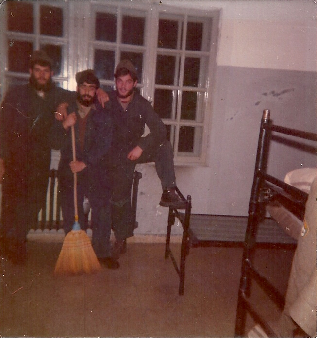 Flavio (primo a destra), insieme a due commilitoni, durante le pulizie della camerata nella caserma di Bressanone