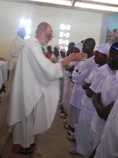p. Pio Vallarino nella sua comunità parrocchiale. Cerimonie della Pasqua 20 Aprile 2014 a Gorè (Ciad)