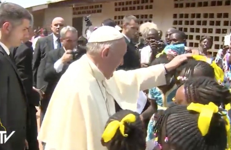 Papa Francesco accolto dai bimbi centrafricani