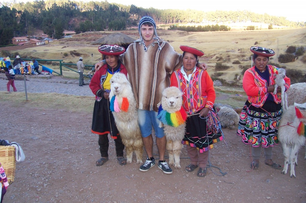 con gli abitanti locali sulle Ande